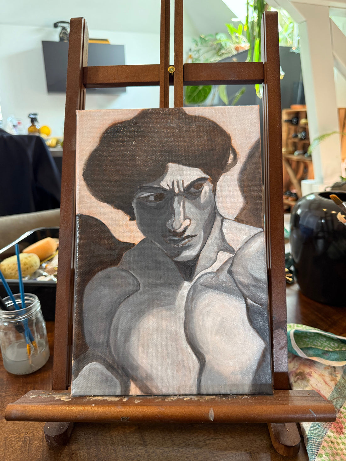 Grisaille onderschildering in grijstinten op canvas, klassieke schildertechniek met diepte en contrast, werk in uitvoering in kunstenaarsatelier