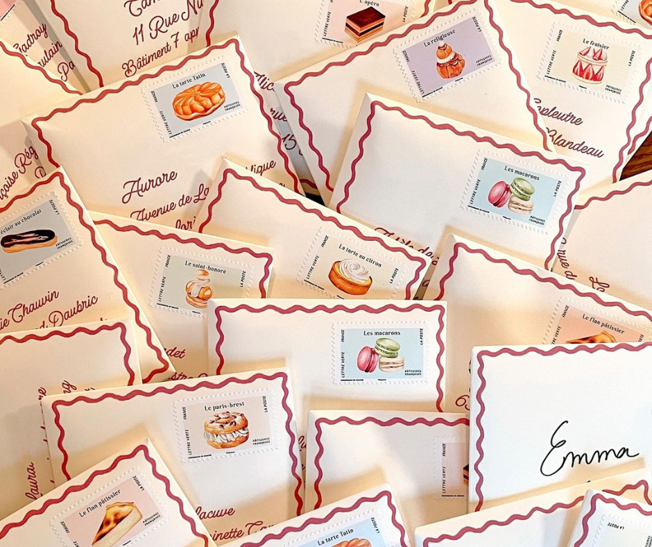 Stapel met brieven en snailmail.