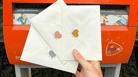 Enveloppen met handgesigneerde art prints van de Print Club. klaar voor verzending via snailmail